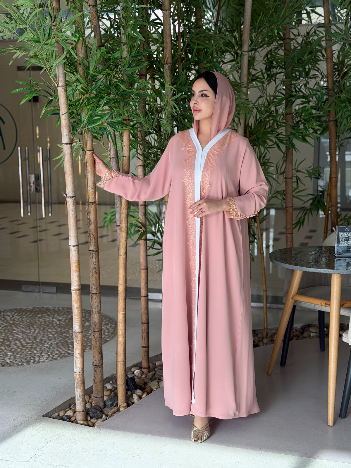عباية الدانتيل باللون المشمشي